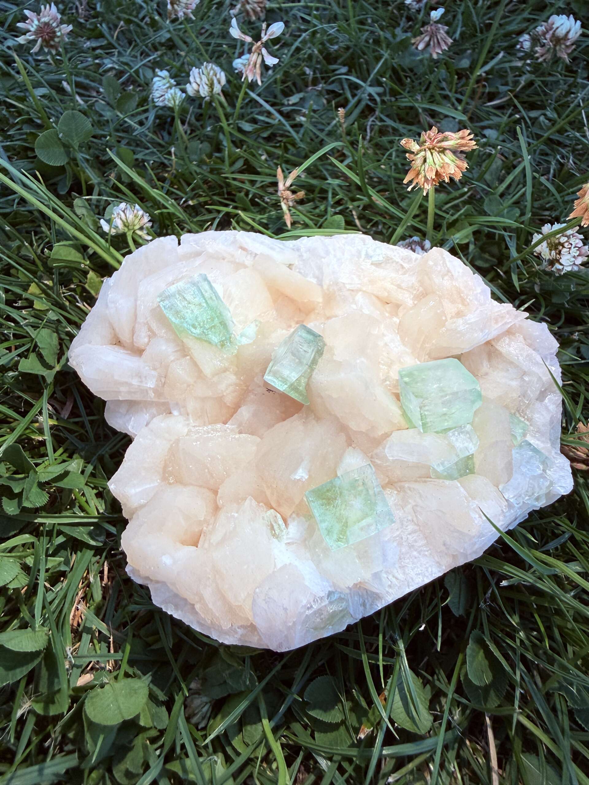 Groene Apofylliet op Stilbiet – Groei & Spirituele Verbinding AA+